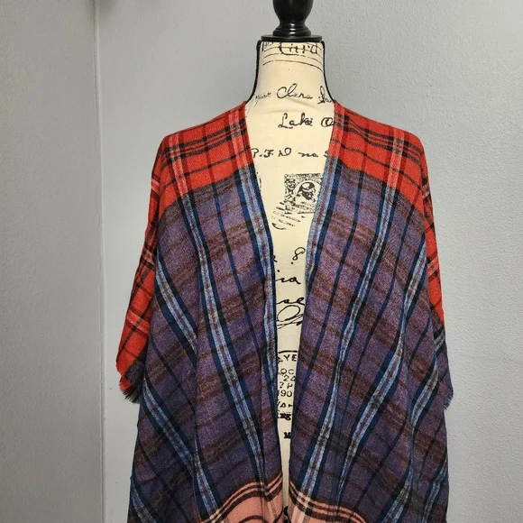 Do everything in love cape/poncho - Picture 4 of 10